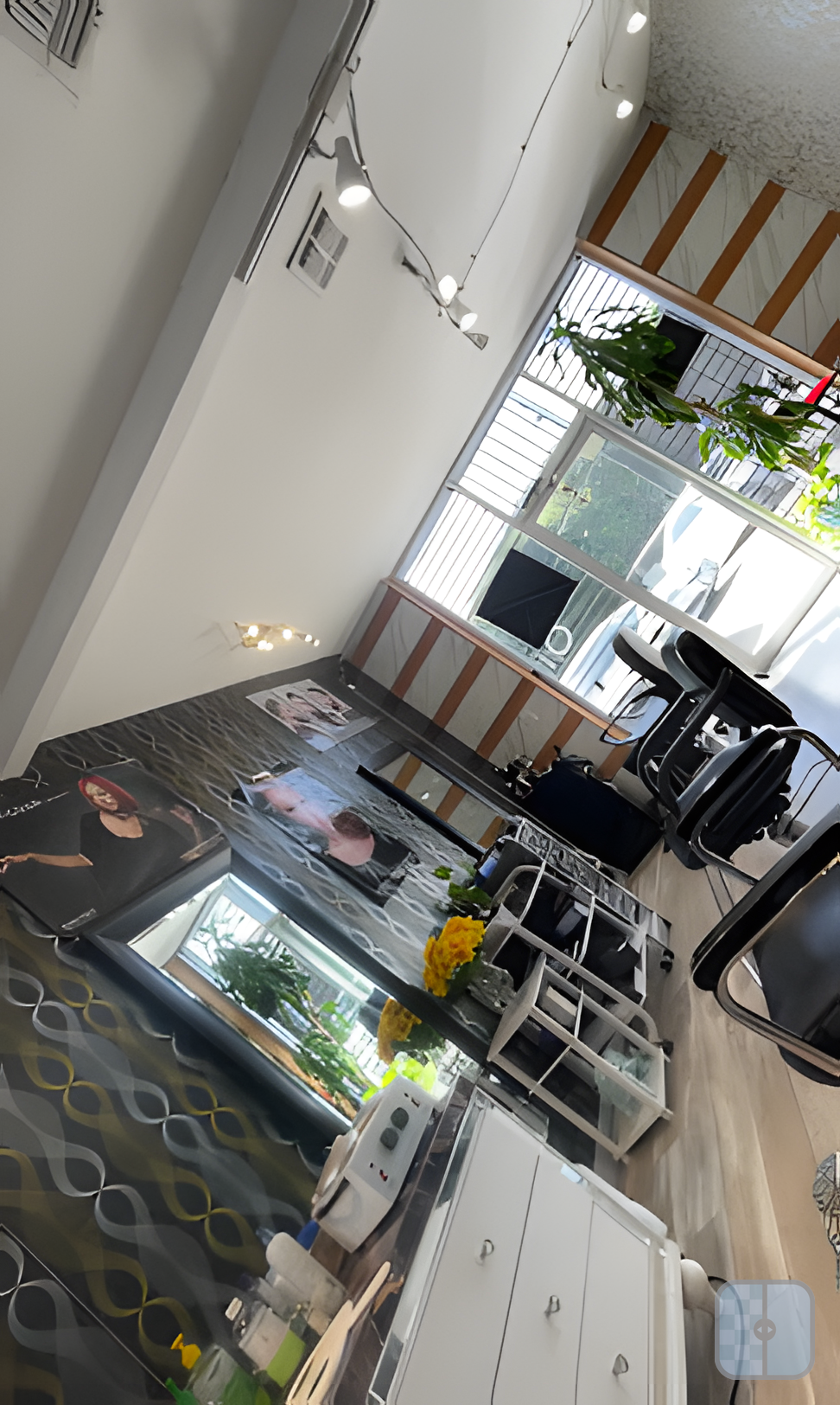 Queen Eyebrows salon space